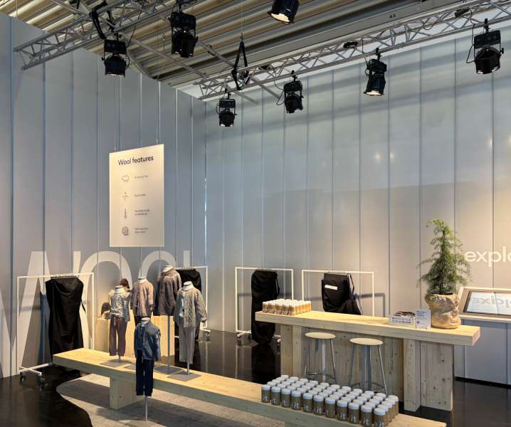 Messestand indrammet med stålprofiler , ISPO München